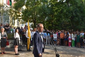 parvi ucheben den 1509231 5 В първия учебен ден кметът на Община Ловеч Корнелия Маринова посети празниците на три училища в града