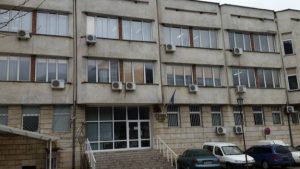 sadteteven 1009231 Районен съд – Тетевен определи мярка за неотклонение „Домашен арест“ за двама служители на Районното управление на МВР в Ябланица, обвинени в кражба на пари и мобилен телефон от нелегален мигрант