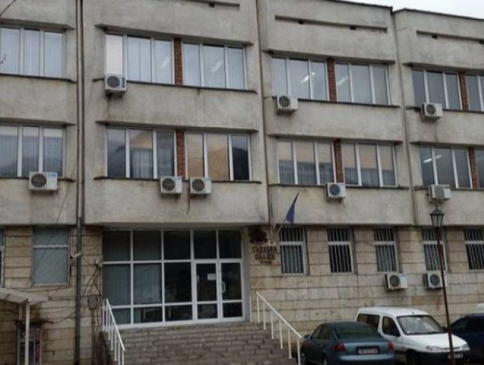 sadteteven 1009231 Районен съд – Тетевен определи мярка за неотклонение „Домашен арест“ за двама служители на Районното управление на МВР в Ябланица, обвинени в кражба на пари и мобилен телефон от нелегален мигрант