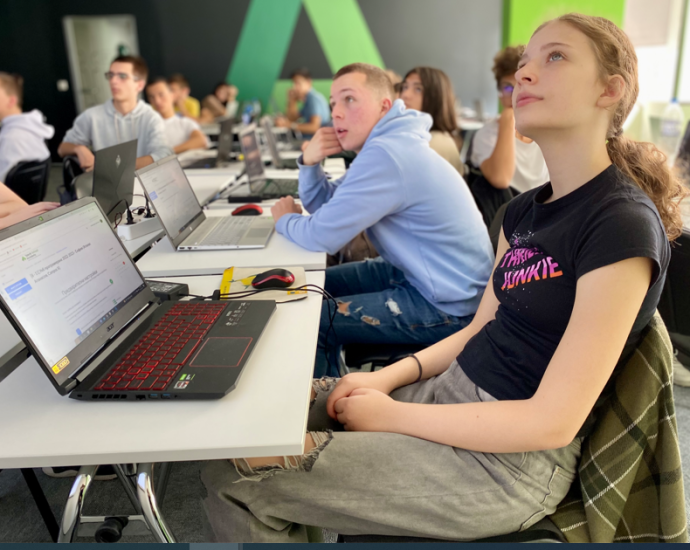 telerik 509231 Училищна Телерик Академия отвори приема за безплатни обучения в Ловеч по ИТ за 2023/2024 учебна година
