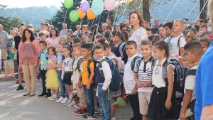 uchilishta troyan 1509231 3 2424 ученици прекрачиха праговете на училищата в община Троян в днешния празничен 15-ти септември