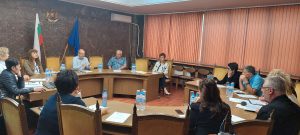 zdravna komisia 2809231 С новата Областна здравна карта се определи нуждата на териториално ниво от лекари, лекари по дентална медицина и специалисти по здравни грижи, като е определен техният минимален брой в извънболничната медицинска помощ по специалности