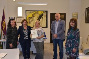 anelia blagodarnost 2510231 2 Mедицинската сестра от Детска ясла „Шарено петле“ Анелия Недева, спасила детенце, получи благодарствен адрес от кмета Корнелия Маринова