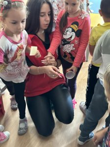 deca red cross 1610231 2 МЛАДИТЕ ЧЕРВЕНОКРЪСТЦИ В ОТ ЛОВЕЧ ПАРТНЬОРСТВО С ДОБРОВОЛЦИТЕ НА БИБЛИОТЕКАТА С ИНТЕРАКТИВЕН НАЧИН НА ОБУЧЕНИЕ ЗА РАЗДЕЛНО СМЕТОСЪБИРАНЕ В ДЕТСКИТЕ ГРАДИНИ И „ХЕЛФИ“