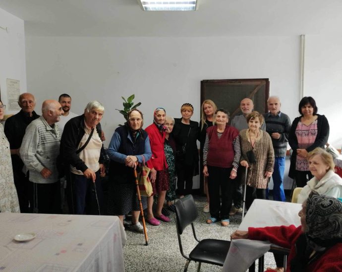 den vazrastni 210231 3 Днес представители на Общинската администрация в Ловеч поднесоха добри пожелания и цветя на потребителите на Дом за стари хора „Върбовка“ и Защитено жилище „Св. Константин и Елена“ по повод 1-ви октомври - Международен ден на възрастните хора