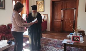 marinova vladika 1210231 2 Ловчанския митрополит Гавриил връчи на Корнелия Маринова плакет с икона на Светите новоселски мъченици, грамота и благодарствено писмо