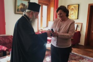 marinova vladika 1210231 3 Ловчанския митрополит Гавриил връчи на Корнелия Маринова плакет с икона на Светите новоселски мъченици, грамота и благодарствено писмо