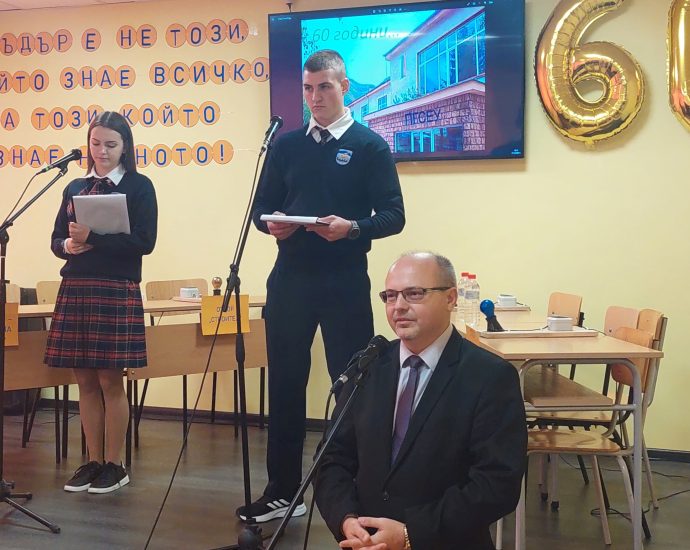 ou teteven 2910231 2 Областният управител поздрави Професионалната гимназия по строителство в Тетевен за 60-годишнината й