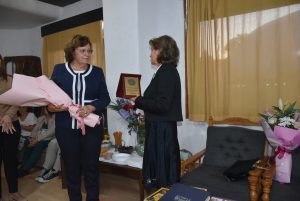 penka cherneva 1310231 2 Кметът на Община Ловеч Корнелия Маринова връчи на историка Пенка Чернева   почетен плакет  „С най-добри пожелания“