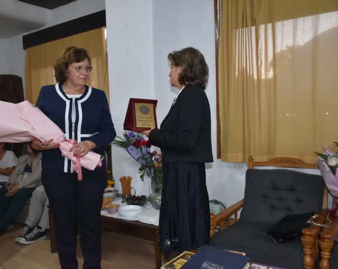 penka cherneva 1310231 2 Кметът на Община Ловеч Корнелия Маринова връчи на историка Пенка Чернева   почетен плакет  „С най-добри пожелания“