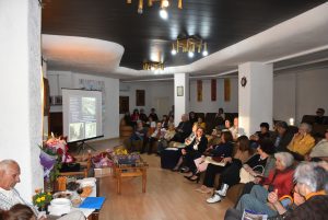 penka cherneva 1310231 3 Кметът на Община Ловеч Корнелия Маринова връчи на историка Пенка Чернева   почетен плакет  „С най-добри пожелания“