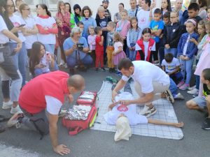 redcross lovech 1610231 6 БЪЛГАРСКИ МЛАДЕЖКИ ЧЕРВЕН КРЪСТ ОТБЕЛЯЗА 102 ГОДИШНИНАТА СИ С ИГРИ И ДЕМОНСТРАЦИИ НА ТЕМА „ПЪТНА БЕЗОПАСНОСТ“ С ДЕЦАТА ОТ ТРОЯН