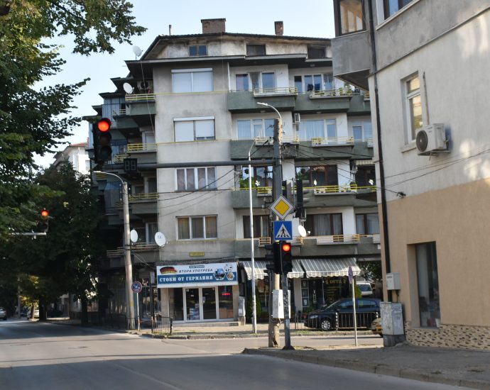 stalbove remont 310231 От събота в Ловеч започват изкопни работи в зоната на тротоарната площ за подмяна на два броя стълбове от мрежа ниско напрежение на ул. „Цачо Шишков“ и ул. „Княз Имеретински"