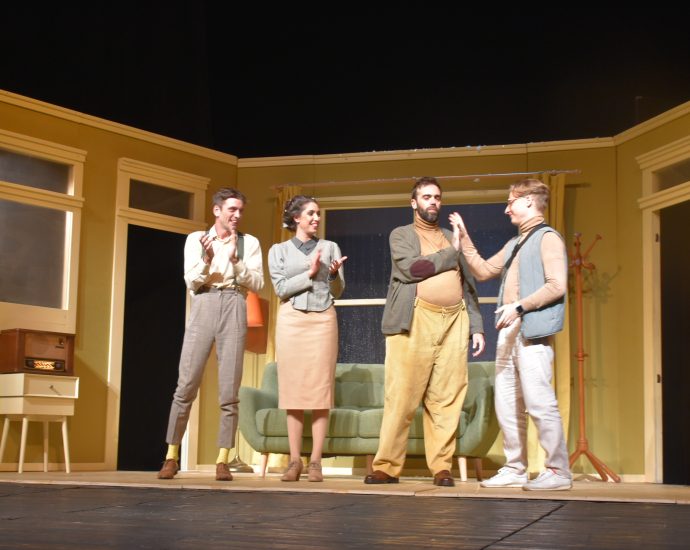 theater 910231 1 С гостуващия спектакъл „Летните оси ни хапят даже през ноември” от Иван Вирипаев  на ДТ „Адриана Будевска” – Бургас в Ловеч  на 6 октомври завърши фестивалът „Младите в театъра 2023“