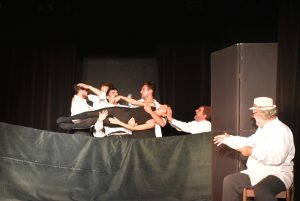 theater 910231 2 С гостуващия спектакъл „Летните оси ни хапят даже през ноември” от Иван Вирипаев  на ДТ „Адриана Будевска” – Бургас в Ловеч  на 6 октомври завърши фестивалът „Младите в театъра 2023“