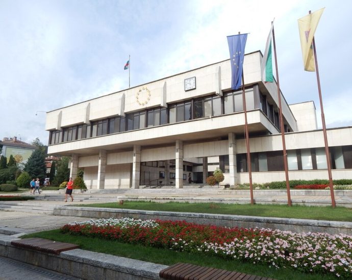 troyan 1110231 ПЪРВИТЕ 5 ГРАЖДАНИ, ПОСЕТИЛИ ЦЕНТЪРА ЗА УСЛУГИ НА ГРАЖДАНИТЕ В СГРАДАТА НА ОБЩИНСКА АДМИНИСТРАЦИЯ В ТРОЯН НА 12-ТИ ОКТОМВРИ, ЩЕ ПОЛУЧАТ СИМВОЛИЧНИ ПОДАРЪЦИ