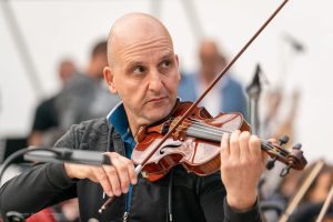 chavdar sluchvam chudesa 3011231 2 Арт-Кафе-Книжарница Sluchvam Chudesa при Роси обявява нова рубрика - "Юлиана Близнакова представя именити музиканти" На първото събитие от рубриката ще чуем вълшебната цигулка на Чавдар Вълков