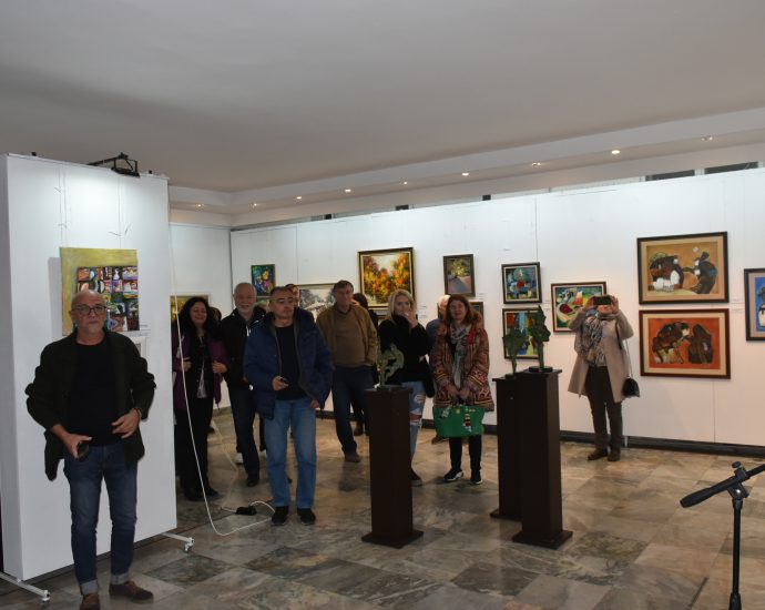 esenen salon 1711231 5 Традиционният Есенен салон с нови творби от ловешките художници отвори врати в Художествената галерия