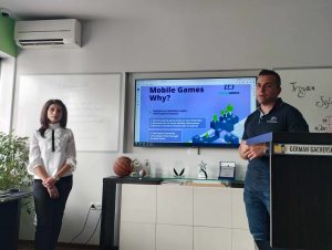 ezikova it 611231 1 По покана на софтуерната компания TSD Group група ученици и двама учители от ПЕГ „Екзарх Йосиф I“ посетиха „Деня на отворените врати“ на 25.10.2023г. в гр. Троян
