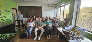 ezikova it 611231 2 По покана на софтуерната компания TSD Group група ученици и двама учители от ПЕГ „Екзарх Йосиф I“ посетиха „Деня на отворените врати“ на 25.10.2023г. в гр. Троян