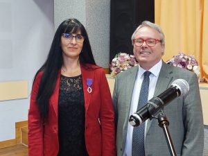 ezikova otlichie 2711231 2 Учителката от Езиковата Галина Петкова с ордена на академичните палми на Франция