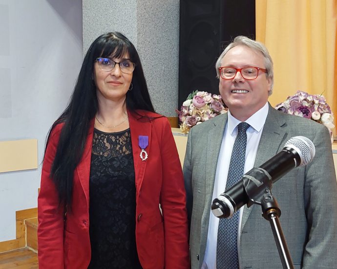 ezikova otlichie 2711231 2 Учителката от Езиковата Галина Петкова с ордена на академичните палми на Франция