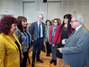 ezikova otlichie 2711231 4 Учителката от Езиковата Галина Петкова с ордена на академичните палми на Франция