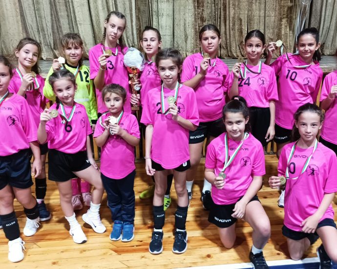 hk osam 2011231 4 След отлично представяне и силни игри момичета до  11 години на  ХК Ловеч 98  ще зимуват като първенци в първенството
