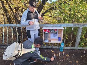 jertvi parishta 2111231 6 МЛАДИТЕ ЧЕРВЕНОКРЪСТЦИ ОТ ЛОВЕЧ С АКЦИЯ НА ВЪЗПОМЕНАНИЕ ЗА ЖЕРТВИТЕ НА ПЪТЯ
