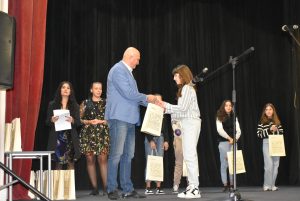 konkurs ese 311231 4 Завърши ученическият конкурс за есе на тема „Историята помни. А ние?“. Община Ловеч награди участници