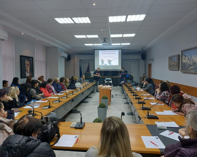 kurs dolekarska pomosht 2011231 2 В Ловеч се проведе специализирано обучение по „Първа долекарска помощ при спешни състояние на деца“