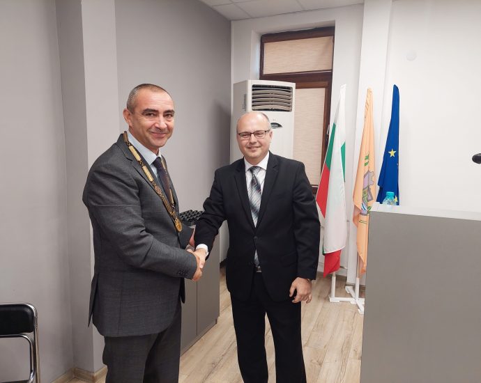 lukovit obs 811231 1 Заклеха се новоизбраните общински съветници в Луковит, кметът на общината и кметовете на кметства