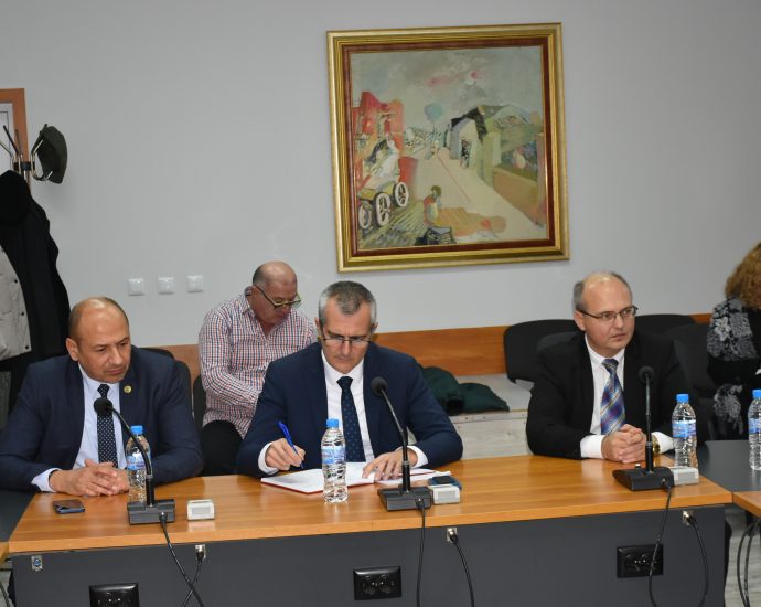 sreshta sporten ministar 2811231 3 И след срещата на кмета със спортния министър нова спортна зала няма да има! С минимални средства ще се направи лек ремонт!