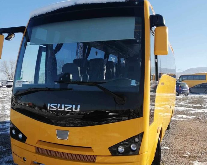 avtobus deca troyan 2112231 Община Троян получи чисто нов автобус „Исузу“, 32+1 местен от Министерство на образованието и науката
