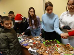 deca darenie 2212231 1 Децата от ОУ „Васил Левски“ – Ловеч дариха 5462 лева за Детското отделение на ловешката болница