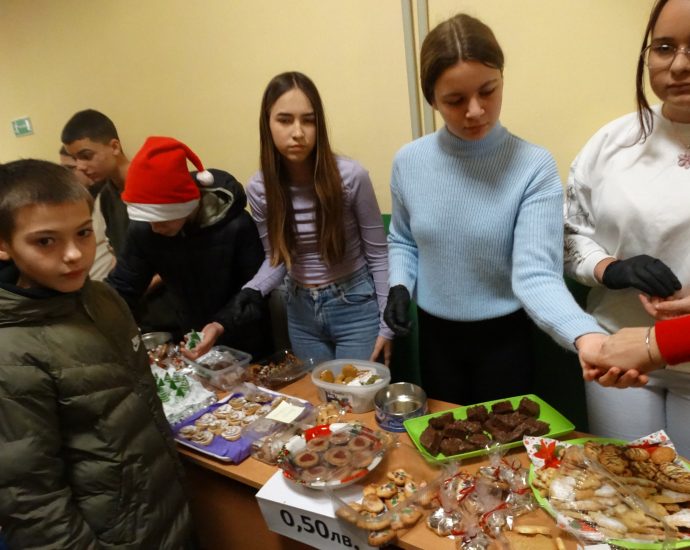deca darenie 2212231 1 Децата от ОУ „Васил Левски“ – Ловеч дариха 5462 лева за Детското отделение на ловешката болница