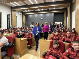 deca troyan 2112231 1 Весела Лечева бе специален гост на награждаването на даровитите деца от община Троян