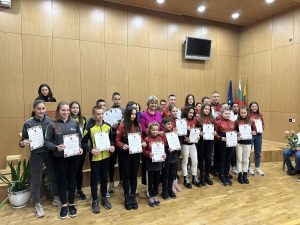 deca troyan 2112231 2 Весела Лечева бе специален гост на награждаването на даровитите деца от община Троян