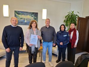 detelina nagrajdavane 2112231 1 Кметът Петков поздрави Детелина Карапетрова с награждаването й за граждански принос по програмата Детско полицейско направление
