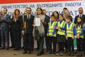 detelina nagrajdavane 2112231 2 Кметът Петков поздрави Детелина Карапетрова с награждаването й за граждански принос по програмата Детско полицейско направление