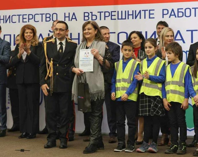 detelina nagrajdavane 2112231 2 Кметът Петков поздрави Детелина Карапетрова с награждаването й за граждански принос по програмата Детско полицейско направление
