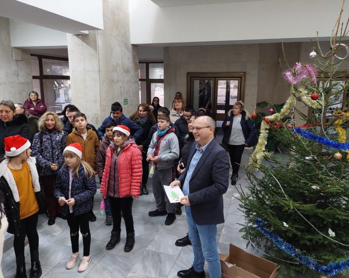 elha oblast 512231 3 Грейна коледната елха в областната администрация