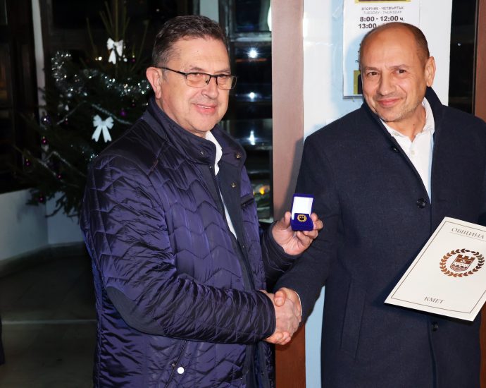 ivelin ivanov 1312231 С почетната значка на Община Ловеч бе удостоен Ивелин Иванов за издадената книга „Изгледъ отъ Ловечъ“, съхраняването на духа на ловчанци и издигане престижа на града и общината