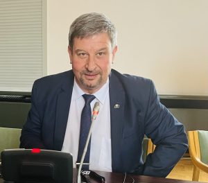 julian petrov 712231 Синдикат „Образование“ категорично заявява: Българската образователна система, не по вина на учителите, не се справя с компонента възпитание, като това трайно вреди на качеството на българското образование.