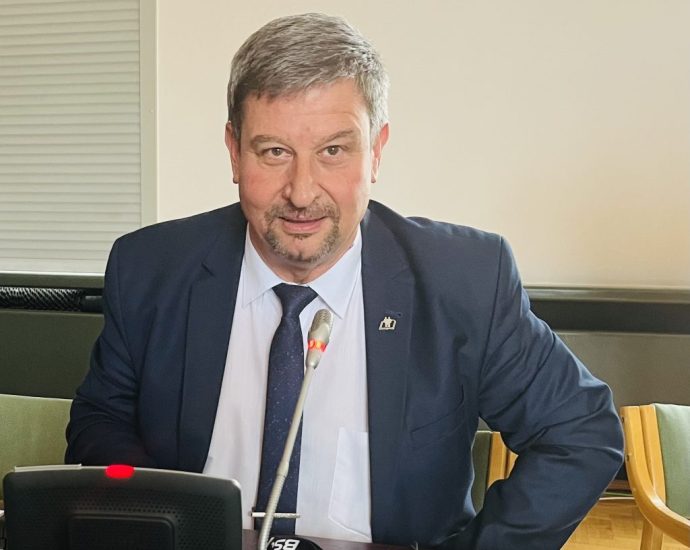 julian petrov 712231 Синдикат „Образование“ направи изследване по повод част от промените в ЗУПО и образователните политики желани от МОН