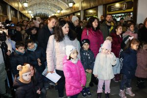 konkurs rakivchki 1312231 1 124 деца и ученици от детски градини и училища в Ловеч се включиха в конкурса „Топли ръкавички, шапки и шалове, изплетени от мама и баба“