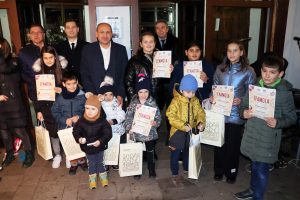 konkurs rakivchki 1312231 2 124 деца и ученици от детски градини и училища в Ловеч се включиха в конкурса „Топли ръкавички, шапки и шалове, изплетени от мама и баба“