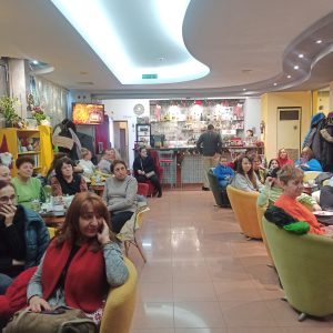 pri rosi 812231 1 Още едно прекрасно чудо в Арт-Кафе-Книжарница Sluchvam chudesa при Роси! Албена Йончева представи Юлиана Близнакова във формата "Тя в Ловеч"