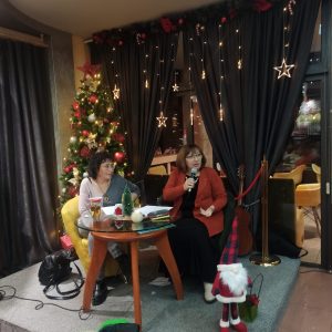pri rosi 812231 2 Още едно прекрасно чудо в Арт-Кафе-Книжарница Sluchvam chudesa при Роси! Албена Йончева представи Юлиана Близнакова във формата "Тя в Ловеч"