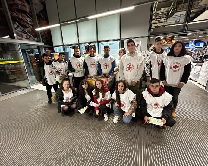 red cross 1312231 3 БЪЛГАРСКИ МЛАДЕЖКИ ЧЕРВЕН КРЪСТ ЛОВЕЧ С АКЦИЯ В БИЛЛА, ПАРТНЬОР ПО ПРОГРАМА „ТОПЪЛ ОБЯД“